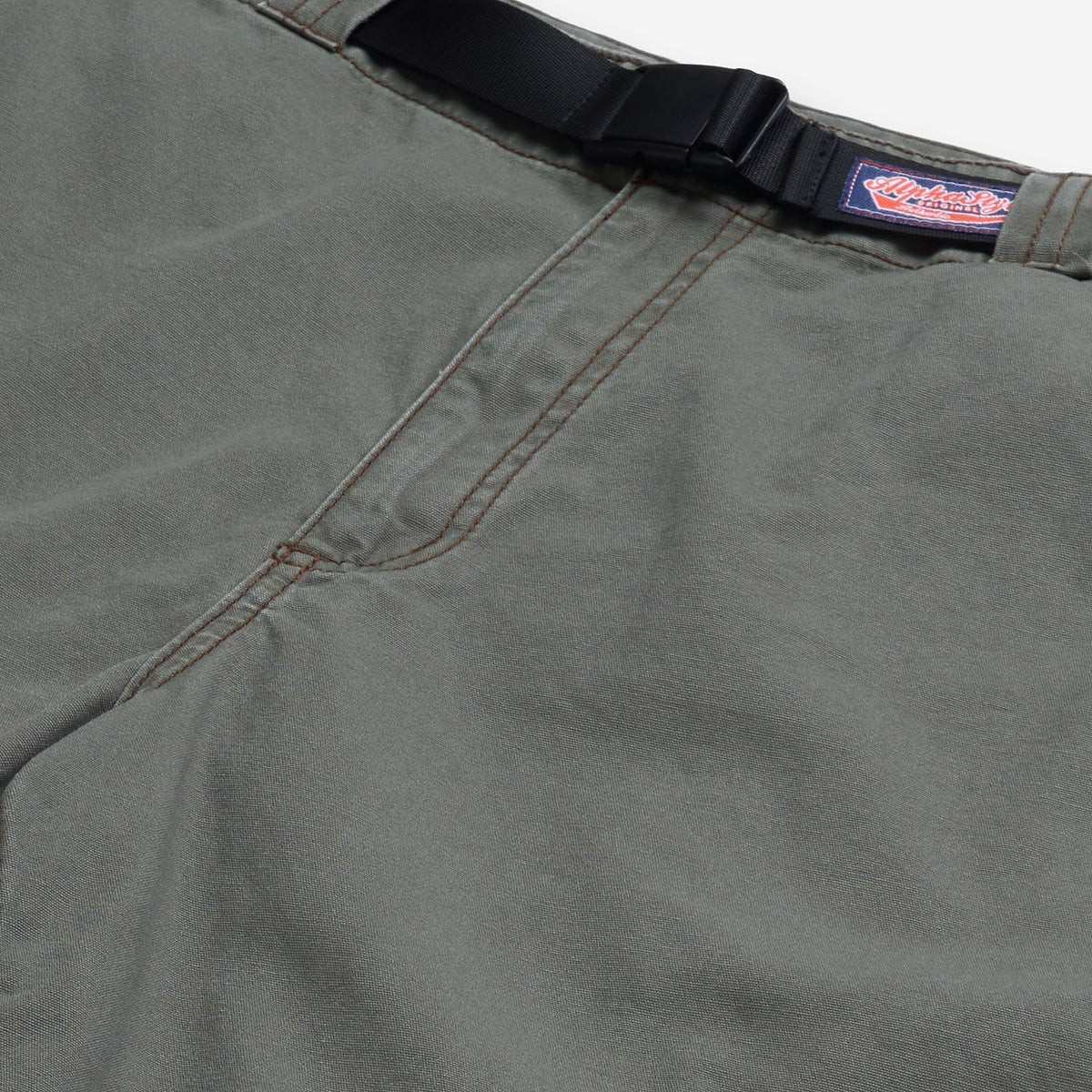 AlphaStyle Buford Walk Shorts in Olive – Detailaufnahme des Bunds mit Clip-Gürtel und gewebtem AlphaStyle-Label