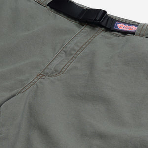 AlphaStyle Buford Walk Shorts in Olive – Detailaufnahme des Bunds mit Clip-Gürtel und gewebtem AlphaStyle-Label