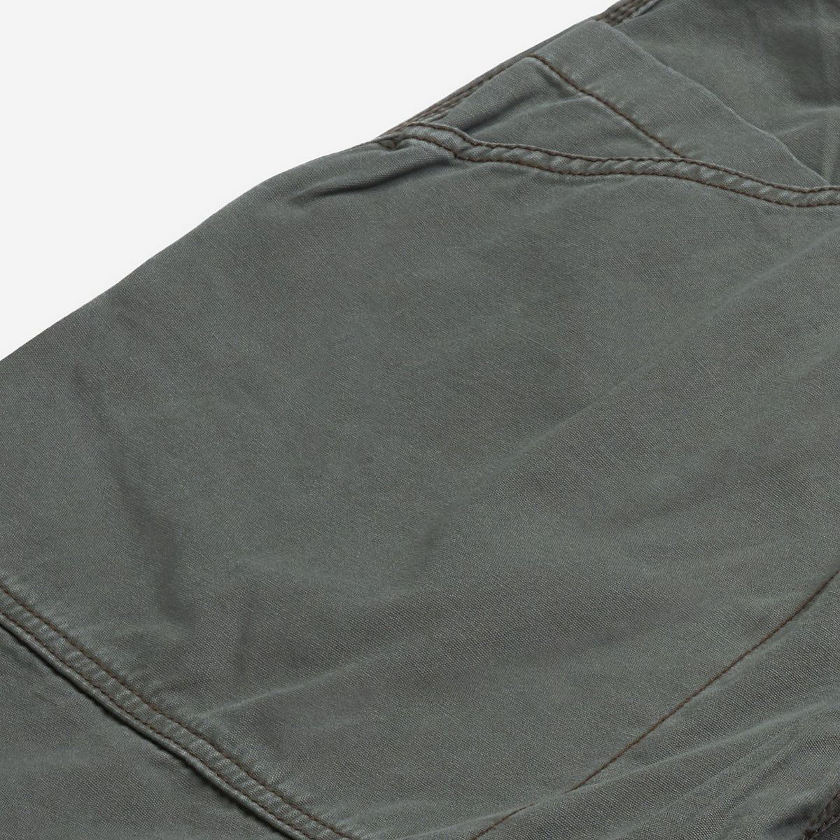 AlphaStyle Buford Walk Shorts in Olive – Detailaufnahme von Stoffstruktur und Kontrast-Steppnähten