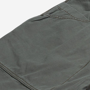 AlphaStyle Buford Walk Shorts in Olive – Detailaufnahme von Stoffstruktur und Kontrast-Steppnähten