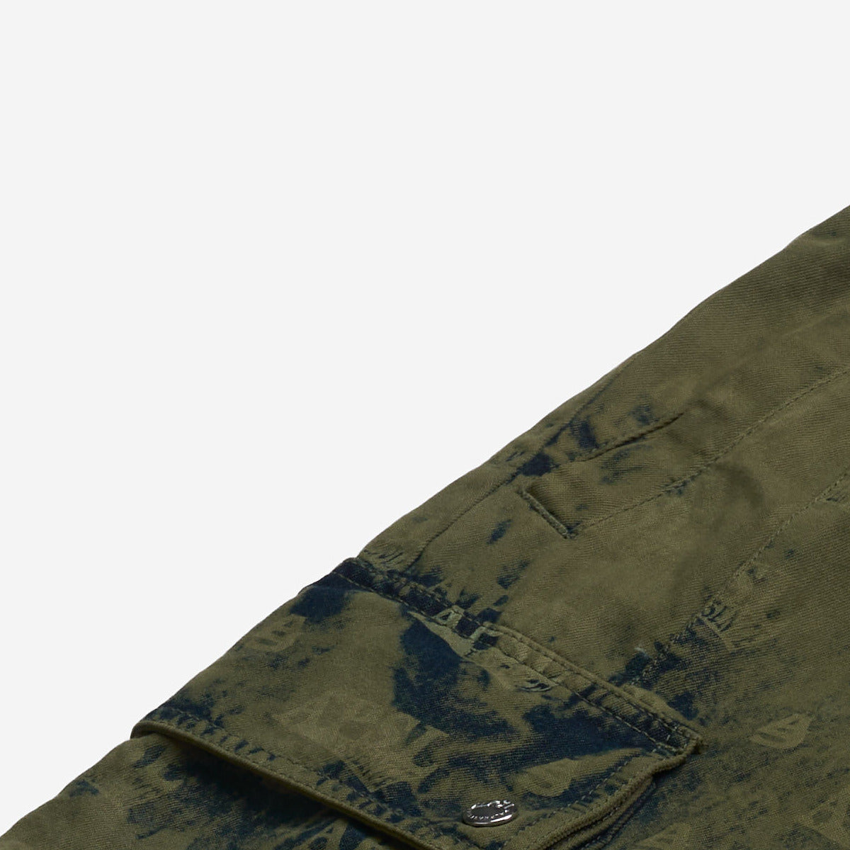 AlphaStyle Eames Cargo Pants in Army Green – Detailaufnahme der Cargo-Tasche mit Acid-Washed-Effekt