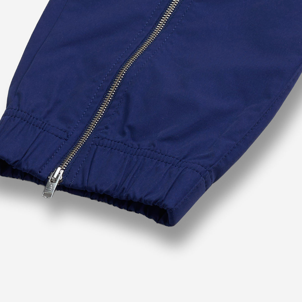 AlphaStyle Yance Cargo Zip Joggers in Navy – Detailaufnahme des Bein-Reißverschlusses mit elastischem Beinabschluss