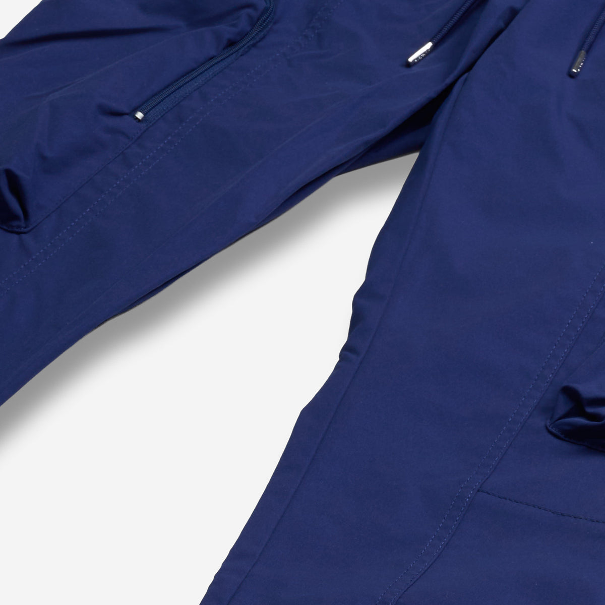 AlphaStyle Yance Cargo Zip Joggers in Navy – Detailaufnahme der Cargo-Tasche mit Reißverschluss am Bein