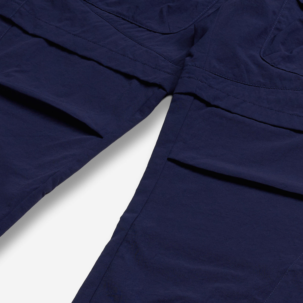 AlphaStyle Gale Baggy Convertible Pants in Navy – Detailaufnahme der Reißverschluss-Naht am Knie zum Abzippen des Beins