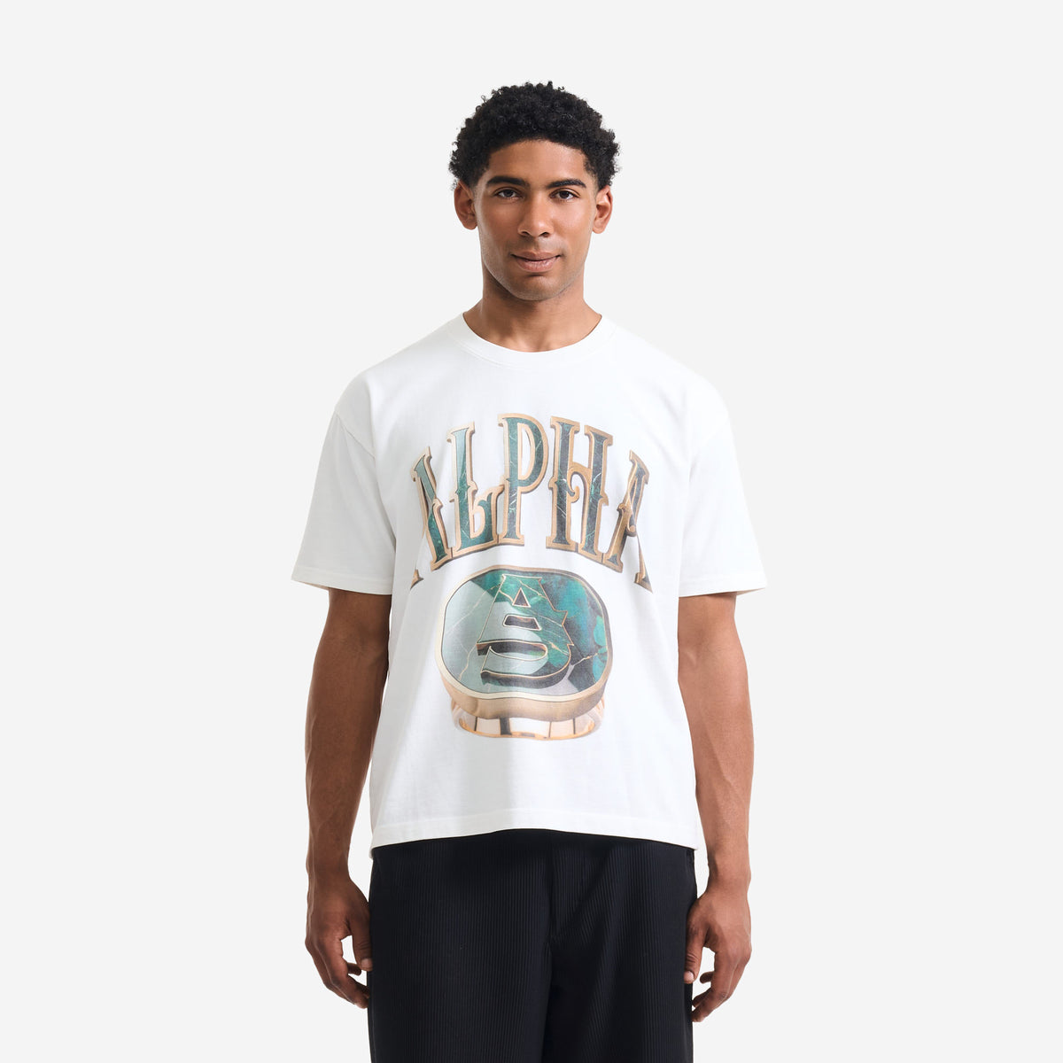 AlphaStyle Signet Ring Heavyweight T-Shirt in Bone – Frontansicht am Model, oversized getragen zu schwarzer Hose