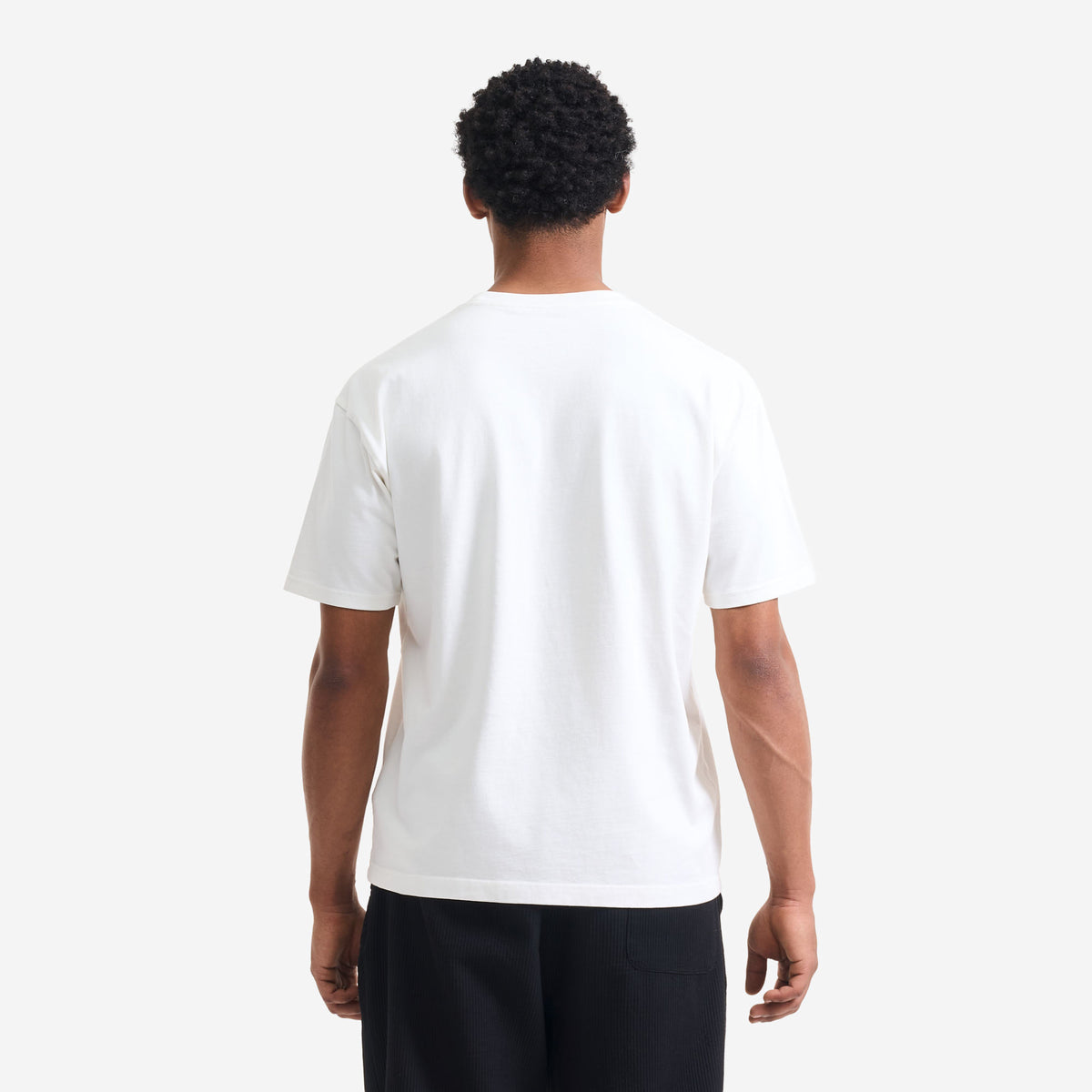 AlphaStyle Signet Ring Heavyweight T-Shirt in Bone – Rückansicht am Model, schlichte Rückseite ohne Print