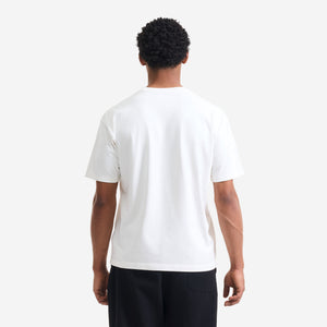AlphaStyle Signet Ring Heavyweight T-Shirt in Bone – Rückansicht am Model, schlichte Rückseite ohne Print