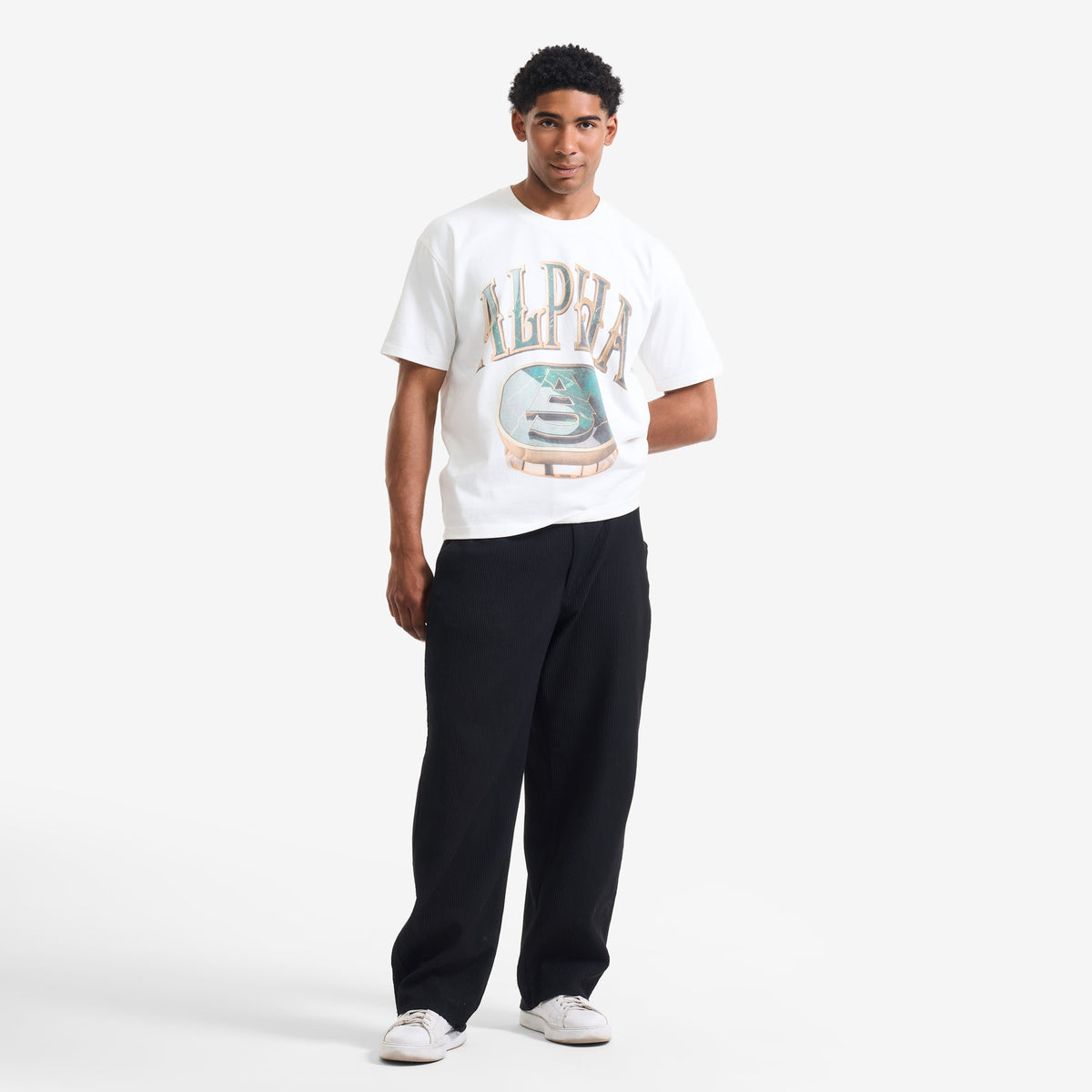 AlphaStyle Signet Ring Heavyweight T-Shirt in Bone – Ganzkörperaufnahme am Model im kompletten Streetwear-Look