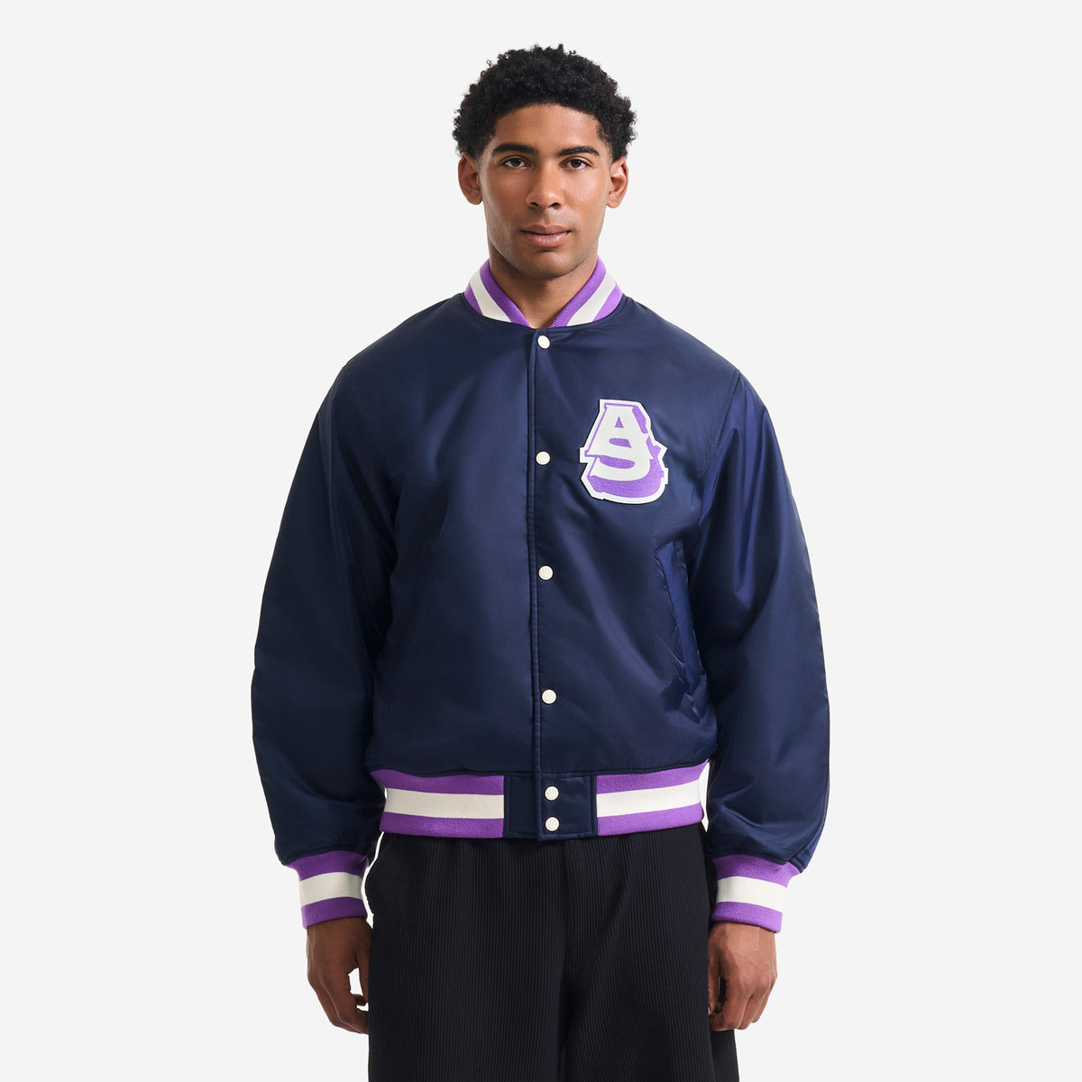 AlphaStyle Barren Varsity Jacket in Navy – Frontansicht am Model mit lila AS-Chenille-Patch
