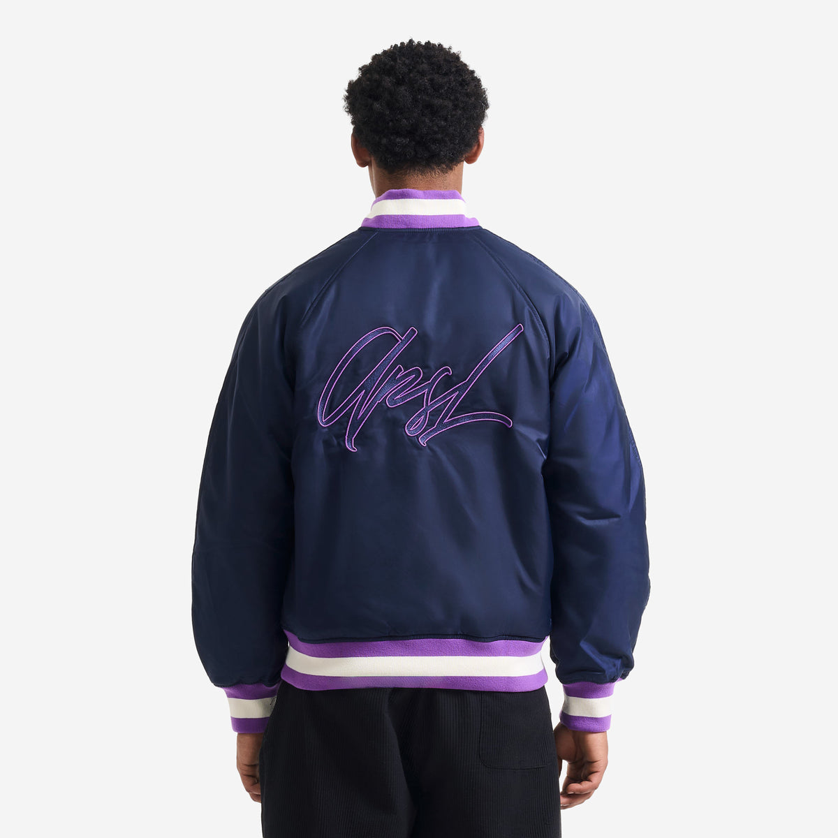 AlphaStyle Barren Varsity Jacket in Navy – Rückansicht am Model mit lila APSL-Signature
