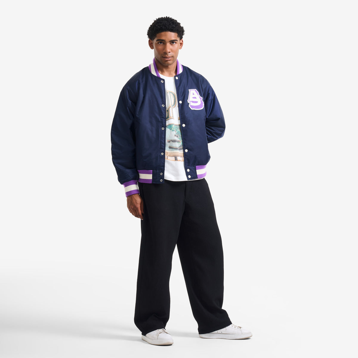 AlphaStyle Barren Varsity Jacket in Navy – Ganzkörperaufnahme am Model, offen über T-Shirt getragen