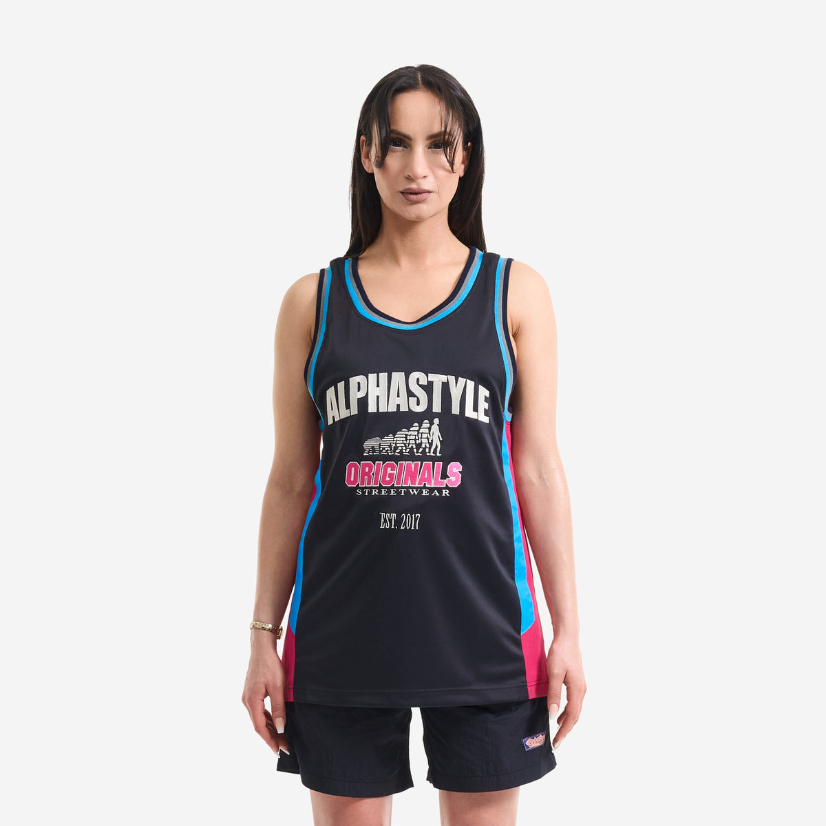 AlphaStyle Abraham Basketball Tank in Black/Fuchsia – Frontansicht am Model mit Fuchsia-Seitenpanels