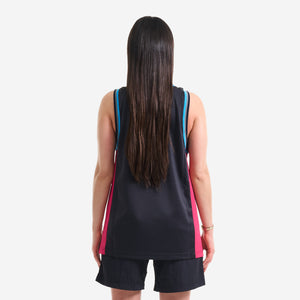 AlphaStyle Abraham Basketball Tank in Black/Fuchsia – Rückansicht am Model mit Athletic Cut und Fuchsia-Seitenpanels
