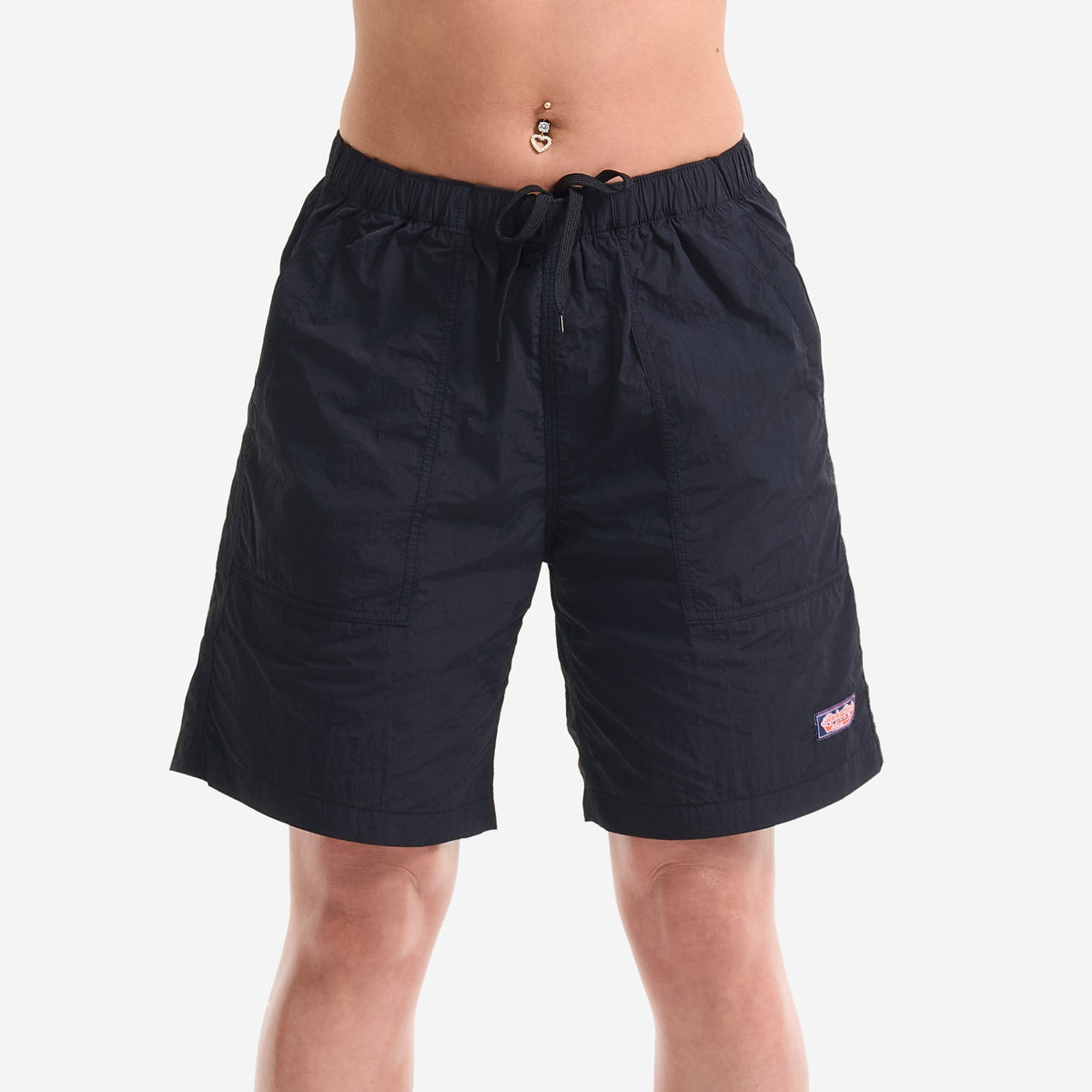 AlphaStyle Kayenta Walk Shorts in Black – Frontansicht am Model mit Kordelzug-Bund