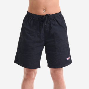 AlphaStyle Kayenta Walk Shorts in Black – Frontansicht am Model mit Kordelzug-Bund