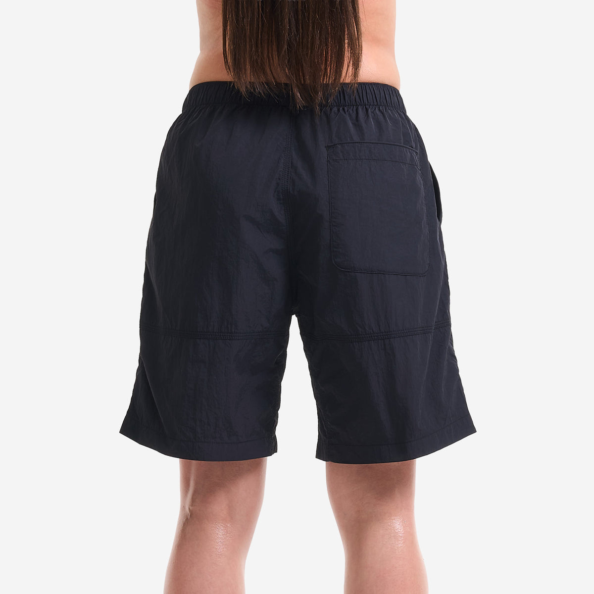 AlphaStyle Kayenta Walk Shorts in Black – Rückansicht am Model mit aufgesetzter Gesäßtasche
