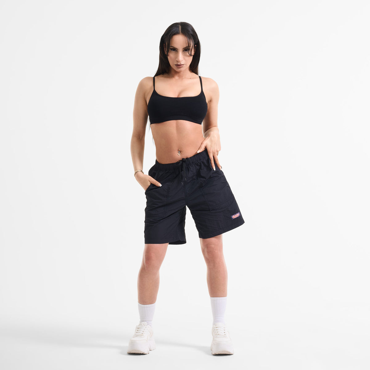 AlphaStyle Kayenta Walk Shorts in Black – Ganzkörperaufnahme am Model