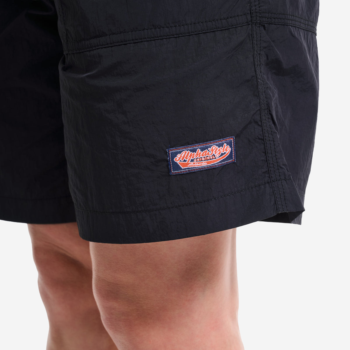 AlphaStyle Kayenta Walk Shorts in Black – Detailansicht am Model mit Beinabschluss und AlphaStyle-Label
