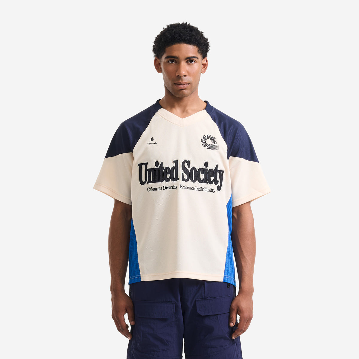 AlphaStyle Reyes Soccer Jersey in Bone – Frontansicht am Model mit V-Ausschnitt und Color-Block-Schultern