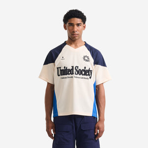 AlphaStyle Reyes Soccer Jersey in Bone – Frontansicht am Model mit V-Ausschnitt und Color-Block-Schultern