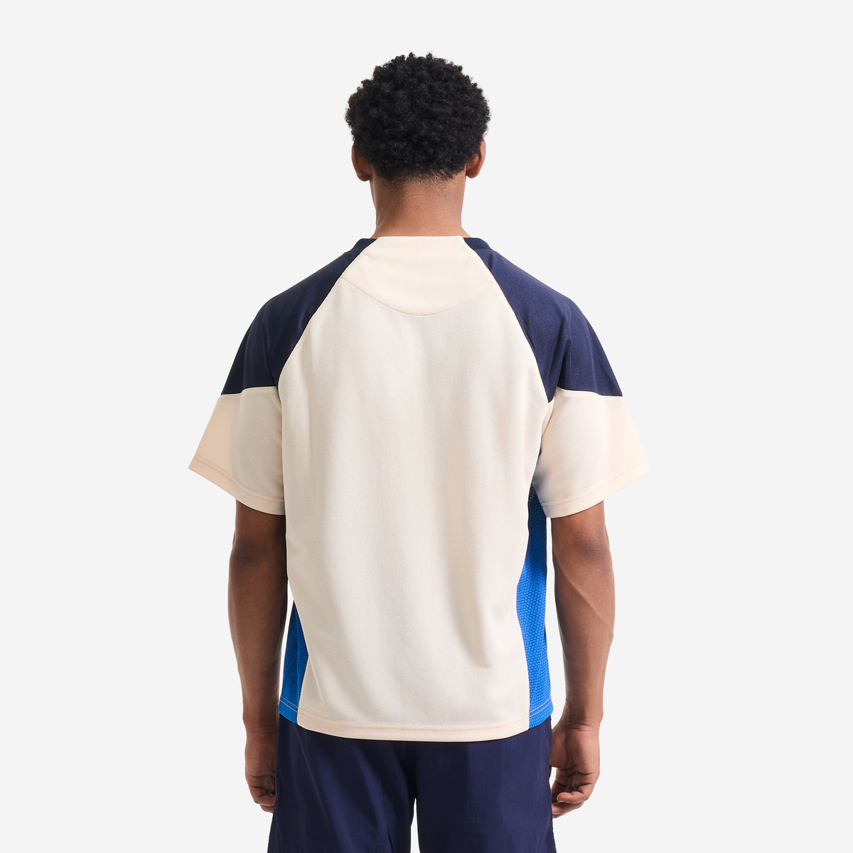 AlphaStyle Reyes Soccer Jersey in Bone – Rückansicht am Model mit Mesh-Seitenpanels