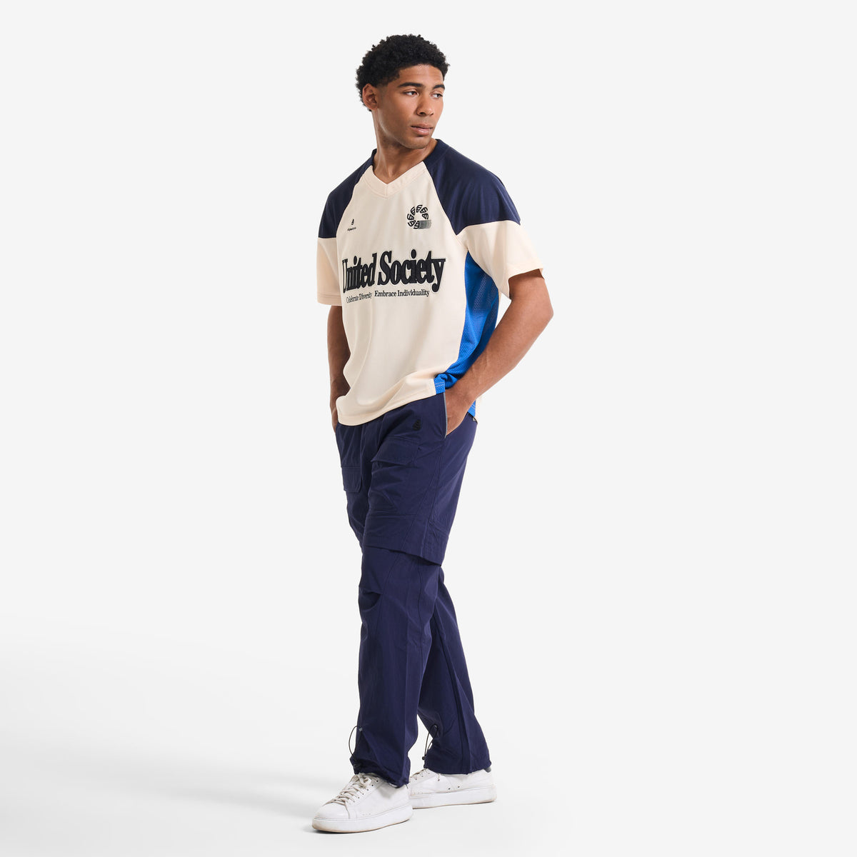 AlphaStyle Reyes Soccer Jersey in Bone – Ganzkörperaufnahme am Model, kombiniert mit Navy-Cargohose