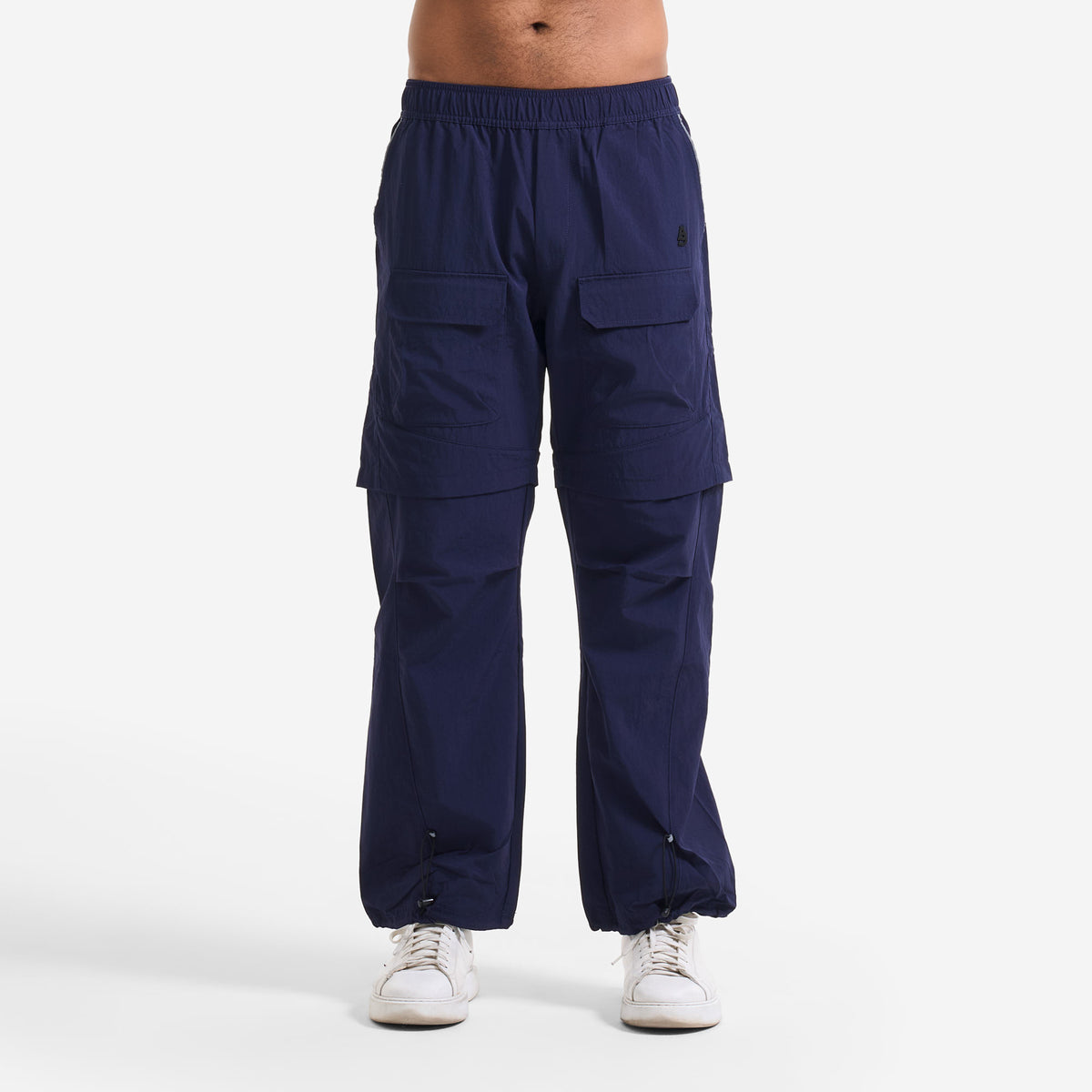 AlphaStyle Gale Baggy Convertible Pants in Navy – Frontansicht am Model mit Baggy Fit und Cargo-Taschen