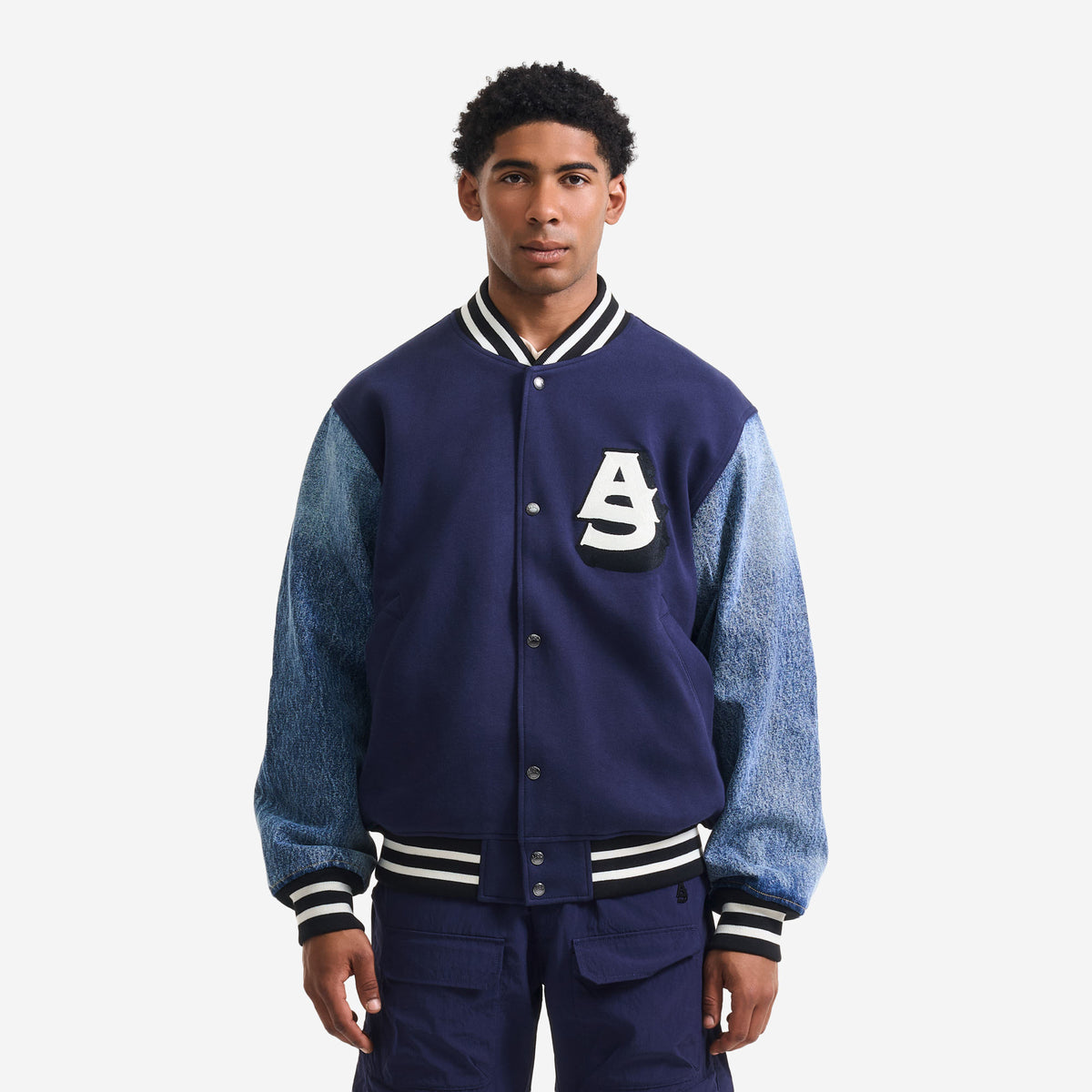 AlphaStyle Ritch Logo Baseball Jacket in Navy/Denim – Frontansicht am Model mit AS-Patch und Denim-Ärmeln