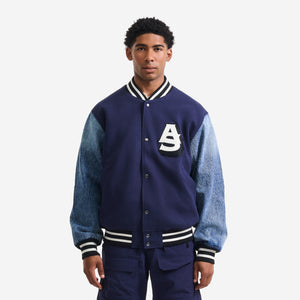 AlphaStyle Ritch Logo Baseball Jacket in Navy/Denim – Frontansicht am Model mit AS-Patch und Denim-Ärmeln