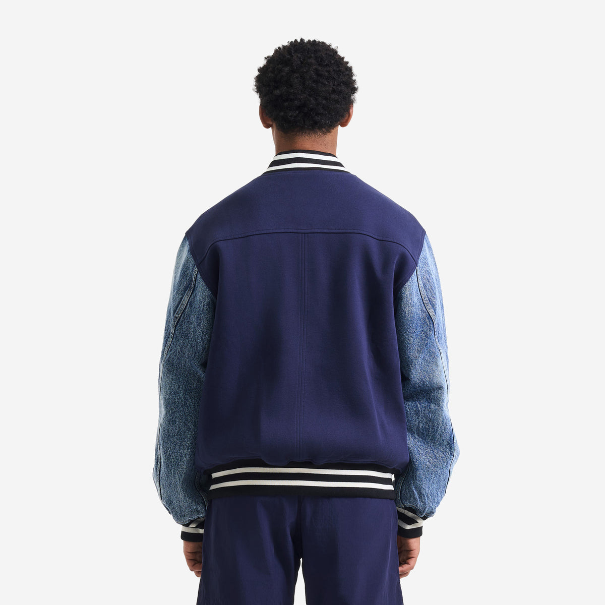 AlphaStyle Ritch Logo Baseball Jacket in Navy/Denim – Rückansicht am Model mit Denim-Ärmeln und gestreiftem Saumbund