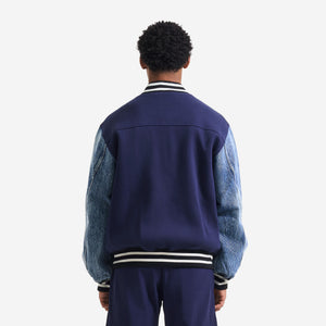 AlphaStyle Ritch Logo Baseball Jacket in Navy/Denim – Rückansicht am Model mit Denim-Ärmeln und gestreiftem Saumbund