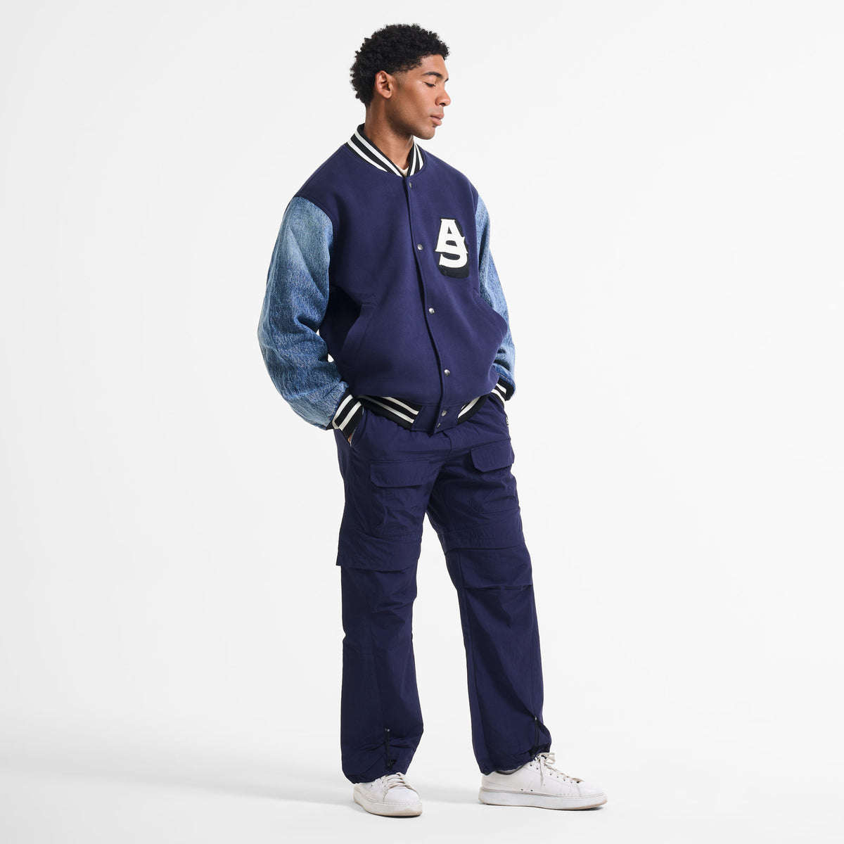 AlphaStyle Ritch Logo Baseball Jacket in Navy/Denim – Seitliche Ganzkörperaufnahme am Model zu Navy-Cargohose