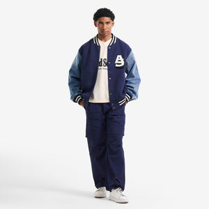 AlphaStyle Ritch Logo Baseball Jacket in Navy/Denim – Ganzkörperaufnahme am Model, offen über T-Shirt getragen