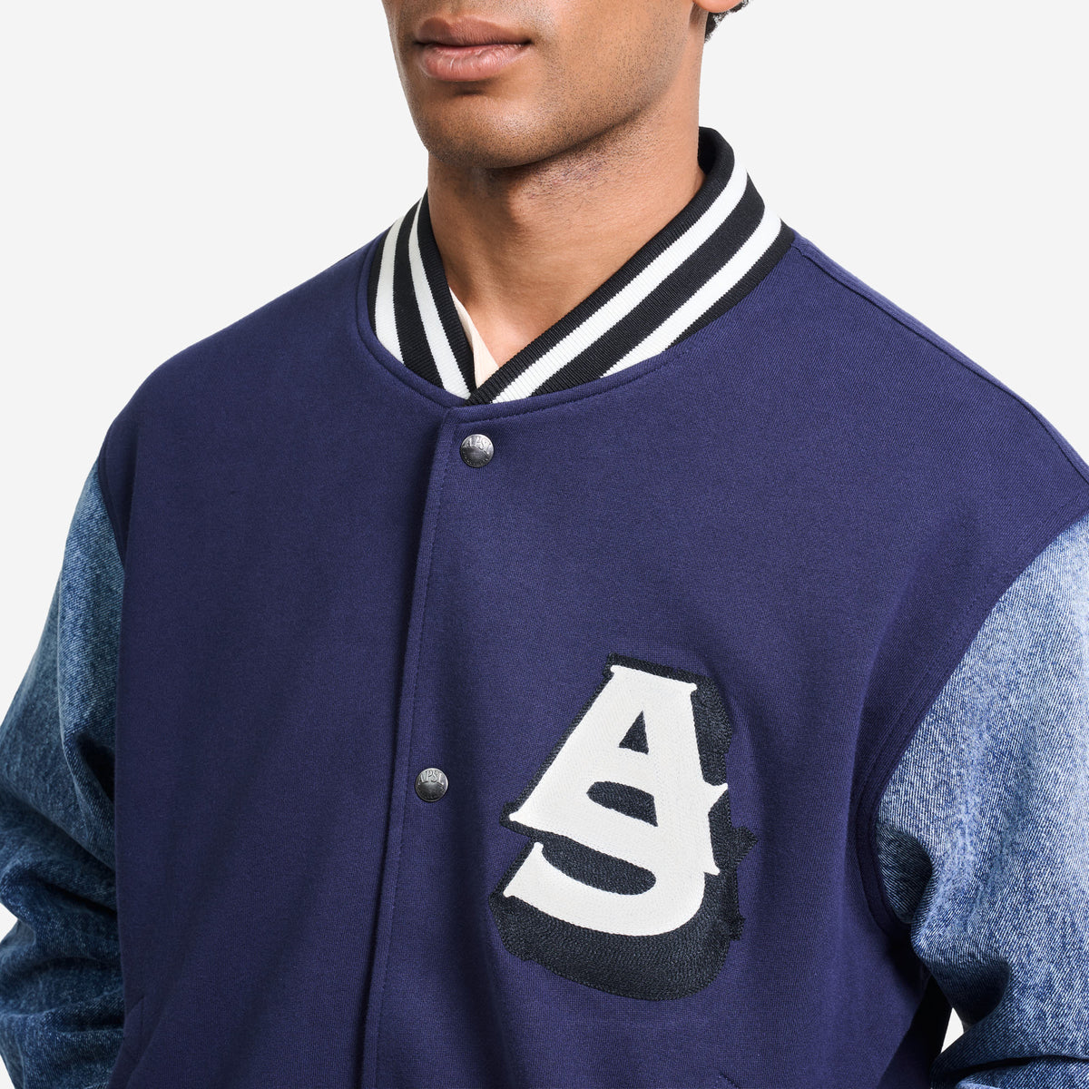 AlphaStyle Ritch Logo Baseball Jacket in Navy/Denim – Nahaufnahme des weißen AS-Chenille-Patches auf der Brust