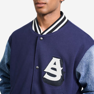 AlphaStyle Ritch Logo Baseball Jacket in Navy/Denim – Nahaufnahme des weißen AS-Chenille-Patches auf der Brust