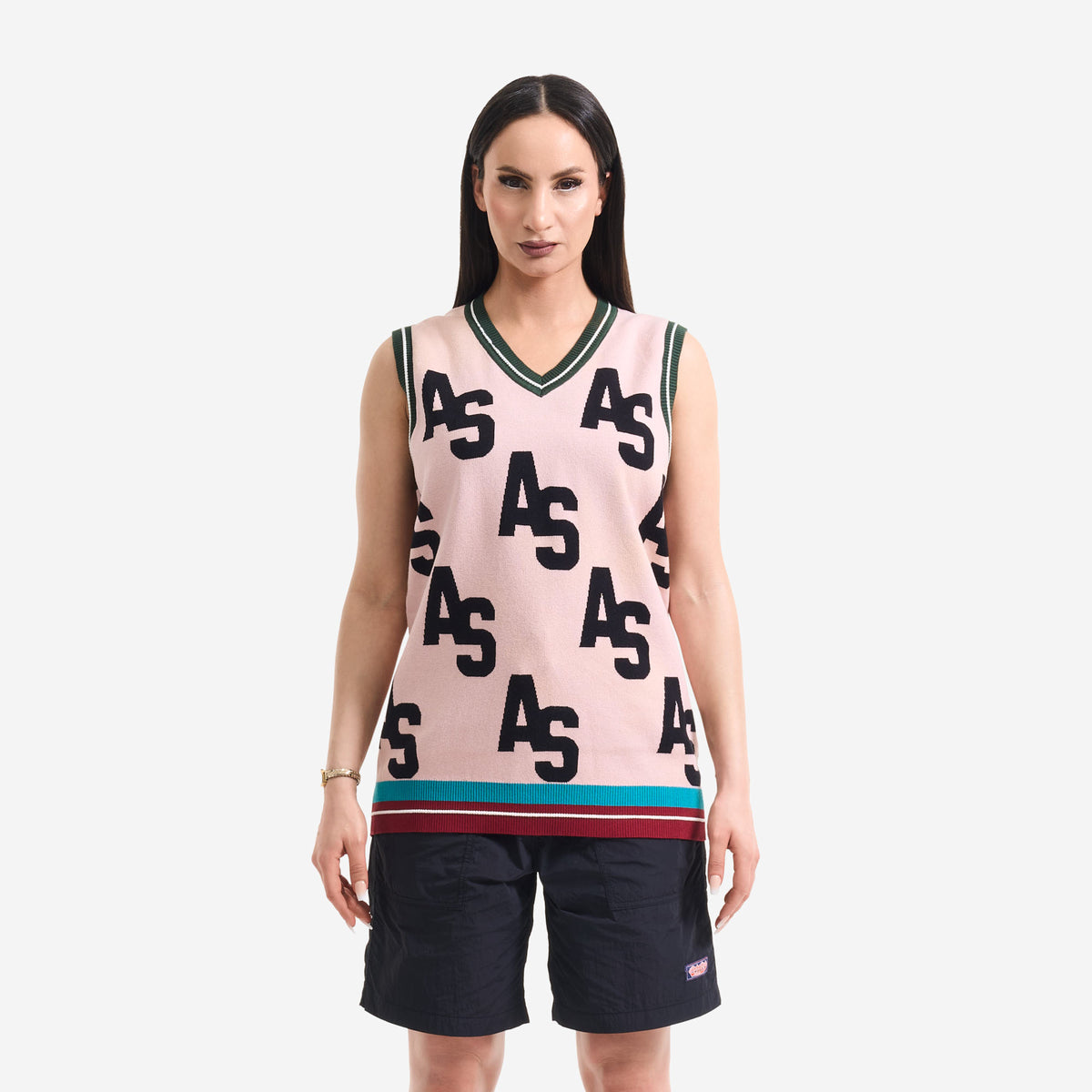 AlphaStyle Penn Sweater Vest in Dusty Pink – Frontansicht am Model mit V-Ausschnitt und AS-Allover-Muster