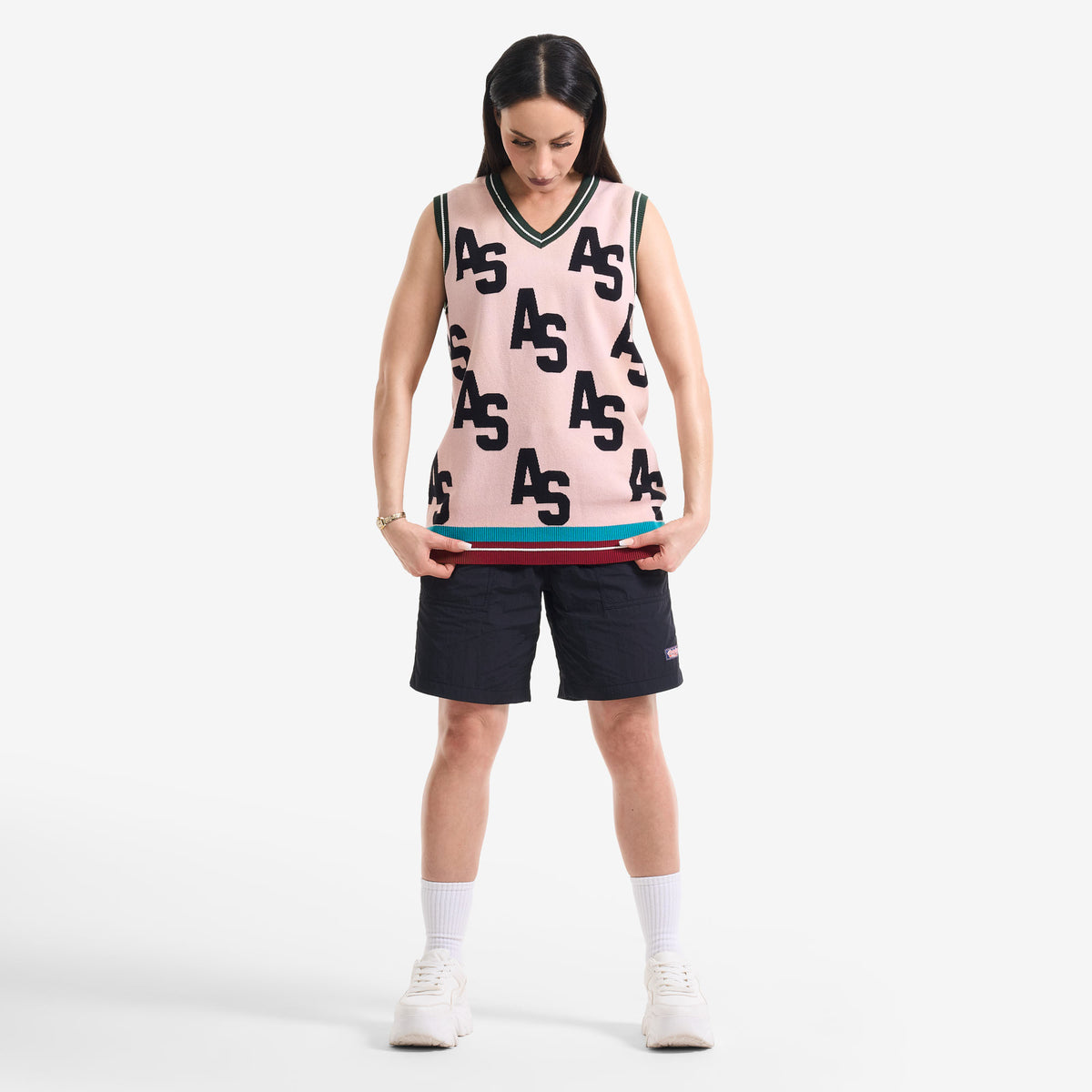 AlphaStyle Penn Sweater Vest in Dusty Pink – Ganzkörperaufnahme am Model, kombiniert mit dunkler Shorts