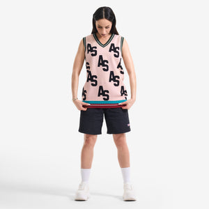 AlphaStyle Penn Sweater Vest in Dusty Pink – Ganzkörperaufnahme am Model, kombiniert mit dunkler Shorts