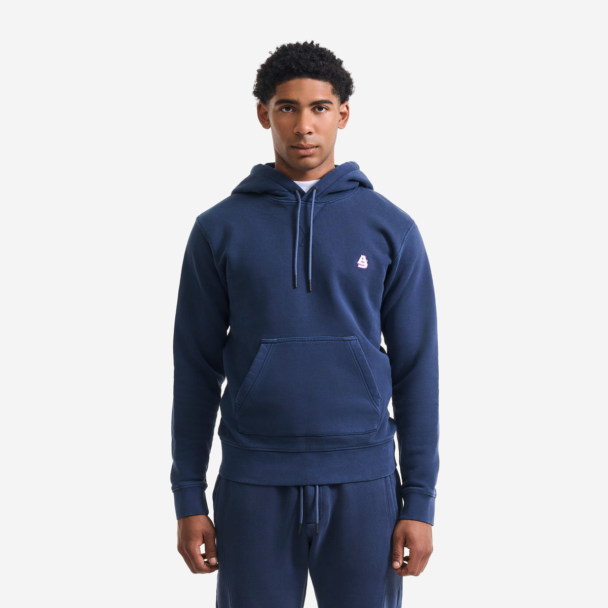 AlphaStyle Apex Washed Hoodie in Navy – Frontansicht am Model mit Kapuze und Känguru-Tasche