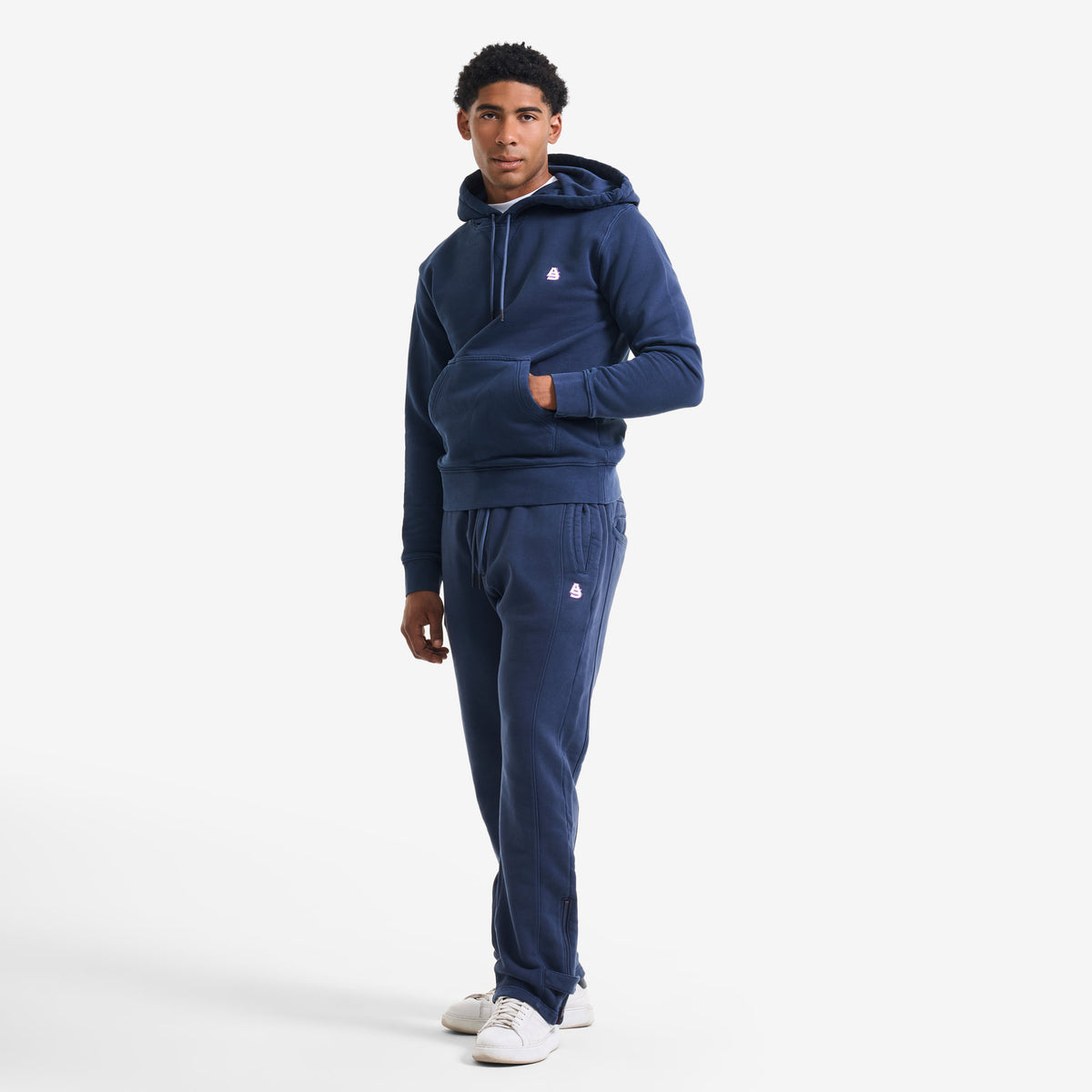 AlphaStyle Apex Washed Hoodie in Navy – Ganzkörperaufnahme am Model, kombiniert mit Navy-Sweatpants