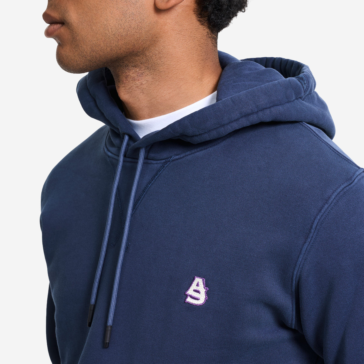 AlphaStyle Apex Washed Hoodie in Navy – Nahaufnahme am Model mit Kapuze, Kordelzug und AS-Stickerei