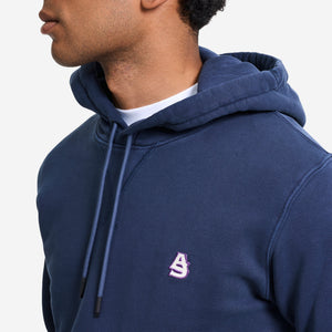 AlphaStyle Apex Washed Hoodie in Navy – Nahaufnahme am Model mit Kapuze, Kordelzug und AS-Stickerei