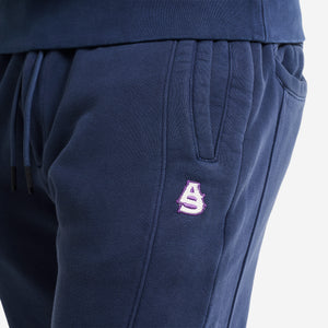 AlphaStyle Tybee Zip Vent Track Pants in Navy – Detailansicht am Model mit Kordelzug-Bund, Eingrifftasche und AS-Stickerei