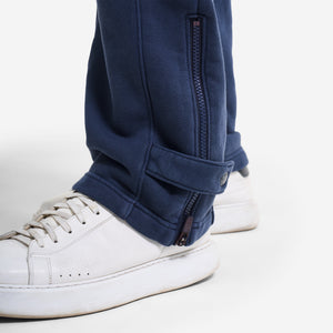 AlphaStyle Tybee Zip Vent Track Pants in Navy – Detailaufnahme des geöffneten Zip-Vents am Beinabschluss über dem Sneaker