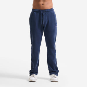 AlphaStyle Tybee Zip Vent Track Pants in Navy – Frontansicht am Model mit geradem Beinschnitt