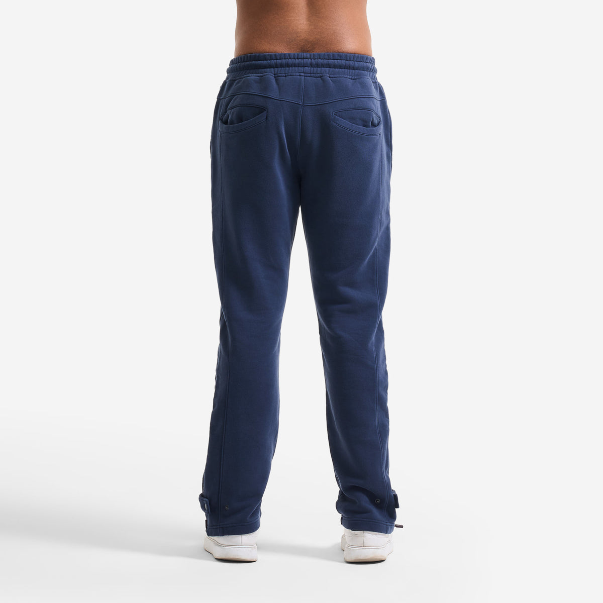 AlphaStyle Tybee Zip Vent Track Pants in Navy – Rückansicht am Model mit Gesäßtaschen