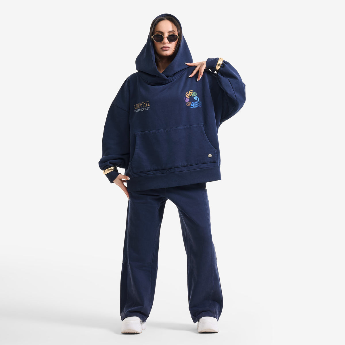 AlphaStyle Harris Straight Leg Sweatpants in Navy – Ganzkörperaufnahme am Model, kombiniert mit Oversized-Hoodie