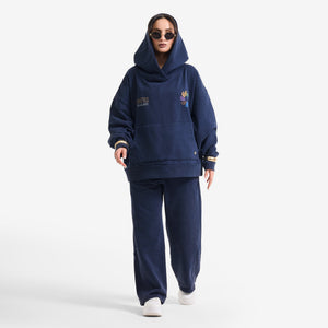 AlphaStyle United Hood Hoodie in Navy – Ganzkörperaufnahme am Model mit aufgesetzter Kapuze