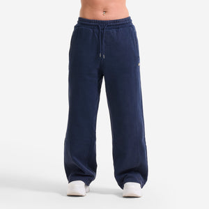 AlphaStyle Harris Straight Leg Sweatpants in Navy – Frontansicht am Model mit sichtbarer Steppnaht