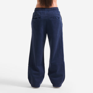AlphaStyle Harris Straight Leg Sweatpants in Navy – Rückansicht am Model mit weitem geradem Beinschnitt